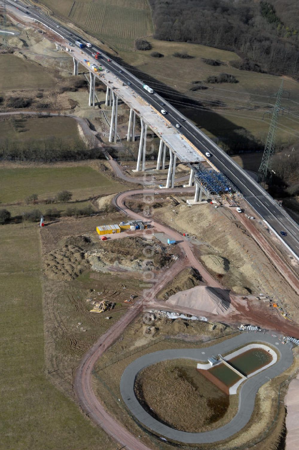 Aerial photograph Ettenhausen - Blick auf die neue Nessetalbrücke mit einer Länge von 380 m und einem Regenrückhaltebecken nach der teilweisen Verkehrsfreigabe der A4 / E40. Die Brücke ist Teil des Projekt Nordverlegung / Umfahrung Hörselberge der Autobahn E40 / A4 in Thüringen bei Eisenach. Durchgeführt werden die im Zuge dieses Projektes notwendigen Arbeiten durch die EUROVIA Verkehrsbau Union sowie der Niederlassungen Abbruch und Erdbau, Betonstraßenbau, Ingenieurbau und TECO Schallschutz der EUROVIA Beton sowi???????????????????????????????????????????????????????????????????????????????????????????????