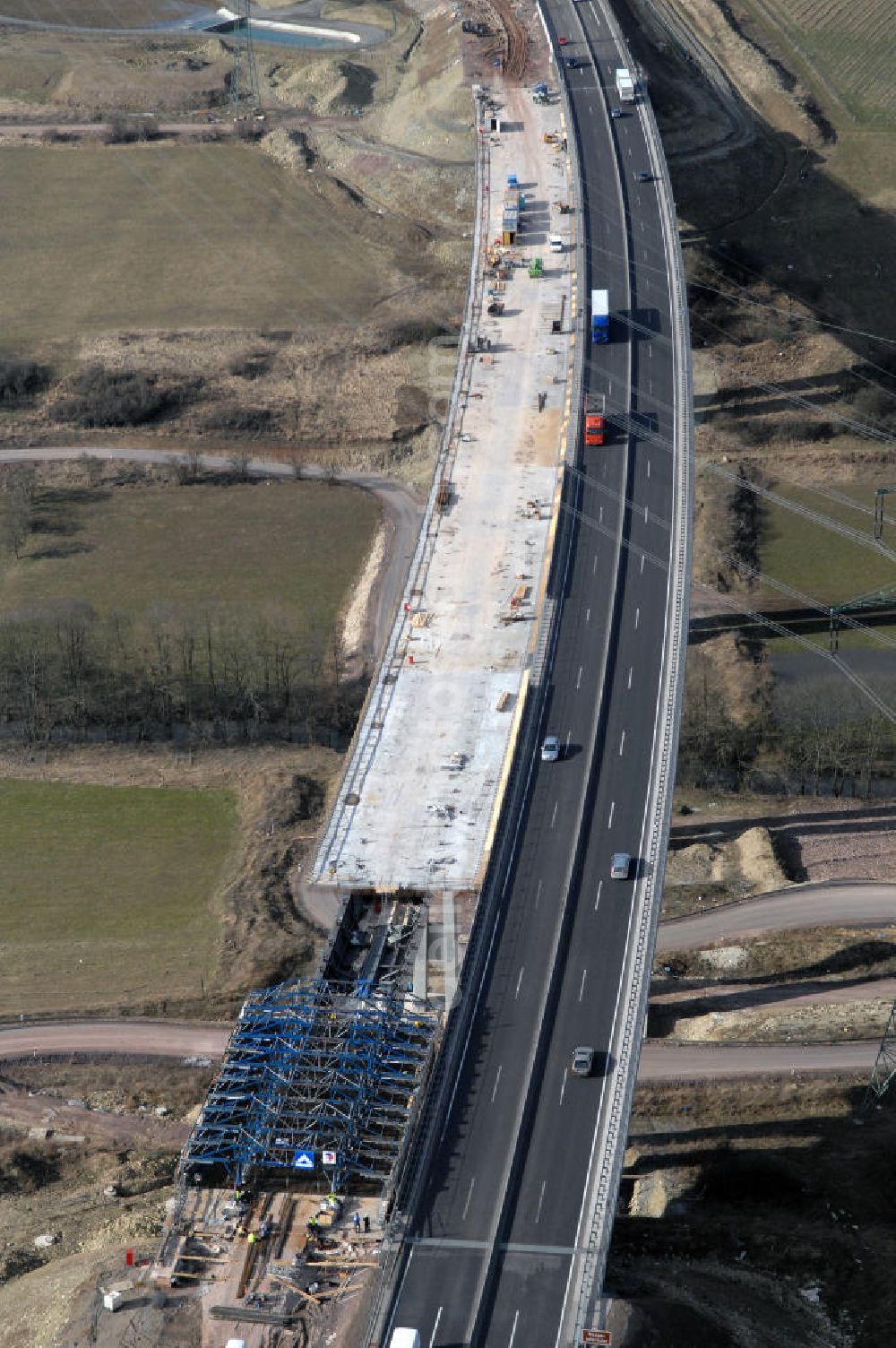 Ettenhausen from above - Blick auf die neue Nessetalbrücke mit einer Länge von 380 m und einem Regenrückhaltebecken nach der teilweisen Verkehrsfreigabe der A4 / E40. Die Brücke ist Teil des Projekt Nordverlegung / Umfahrung Hörselberge der Autobahn E40 / A4 in Thüringen bei Eisenach. Durchgeführt werden die im Zuge dieses Projektes notwendigen Arbeiten durch die EUROVIA Verkehrsbau Union sowie der Niederlassungen Abbruch und Erdbau, Betonstraßenbau, Ingenieurbau und TECO Schallschutz der EUROVIA Beton sowi???????????????????????????????????????????????????????????????????????????????????????????????