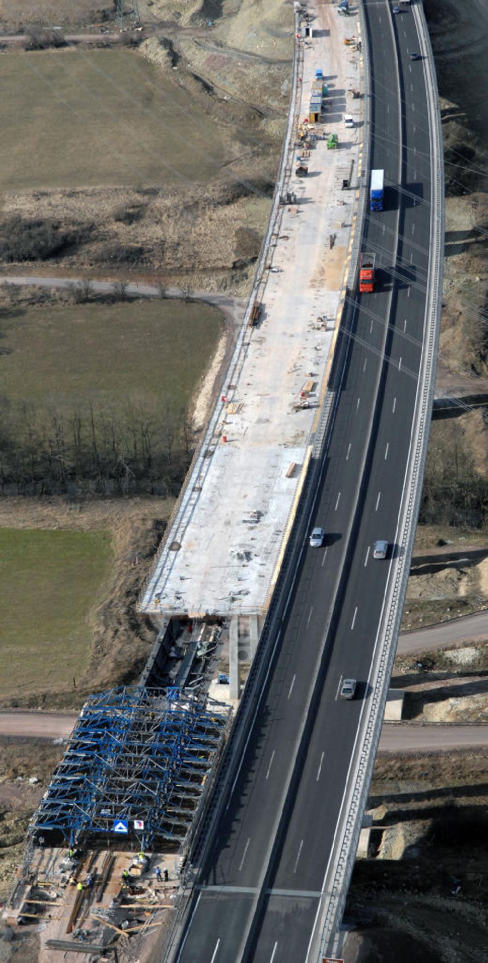 Ettenhausen from the bird's eye view: Blick auf die neue Nessetalbrücke mit einer Länge von 380 m und einem Regenrückhaltebecken nach der teilweisen Verkehrsfreigabe der A4 / E40. Die Brücke ist Teil des Projekt Nordverlegung / Umfahrung Hörselberge der Autobahn E40 / A4 in Thüringen bei Eisenach. Durchgeführt werden die im Zuge dieses Projektes notwendigen Arbeiten durch die EUROVIA Verkehrsbau Union sowie der Niederlassungen Abbruch und Erdbau, Betonstraßenbau, Ingenieurbau und TECO Schallschutz der EUROVIA Beton sowi???????????????????????????????????????????????????????????????????????????????????????????????