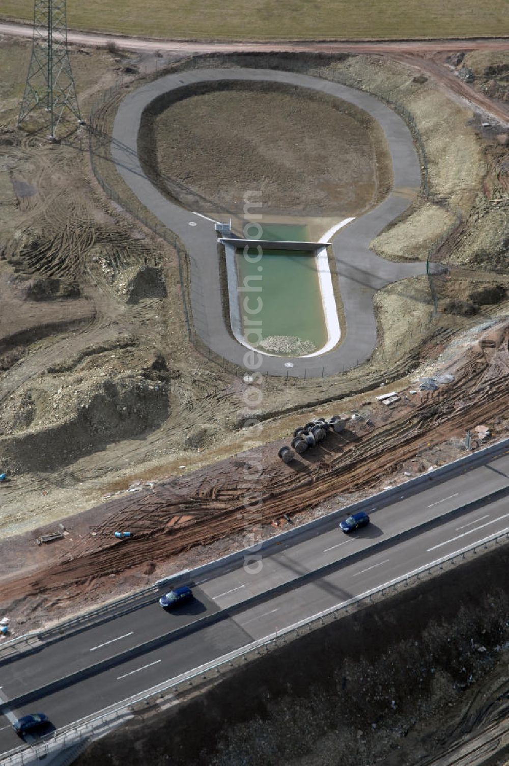 Ettenhausen from above - Blick auf die neue Nessetalbrücke mit einer Länge von 380 m und einem Regenrückhaltebecken nach der teilweisen Verkehrsfreigabe der A4 / E40. Die Brücke ist Teil des Projekt Nordverlegung / Umfahrung Hörselberge der Autobahn E40 / A4 in Thüringen bei Eisenach. Durchgeführt werden die im Zuge dieses Projektes notwendigen Arbeiten durch die EUROVIA Verkehrsbau Union sowie der Niederlassungen Abbruch und Erdbau, Betonstraßenbau, Ingenieurbau und TECO Schallschutz der EUROVIA Beton sowi???????????????????????????????????????????????????????????????????????????????????????????????