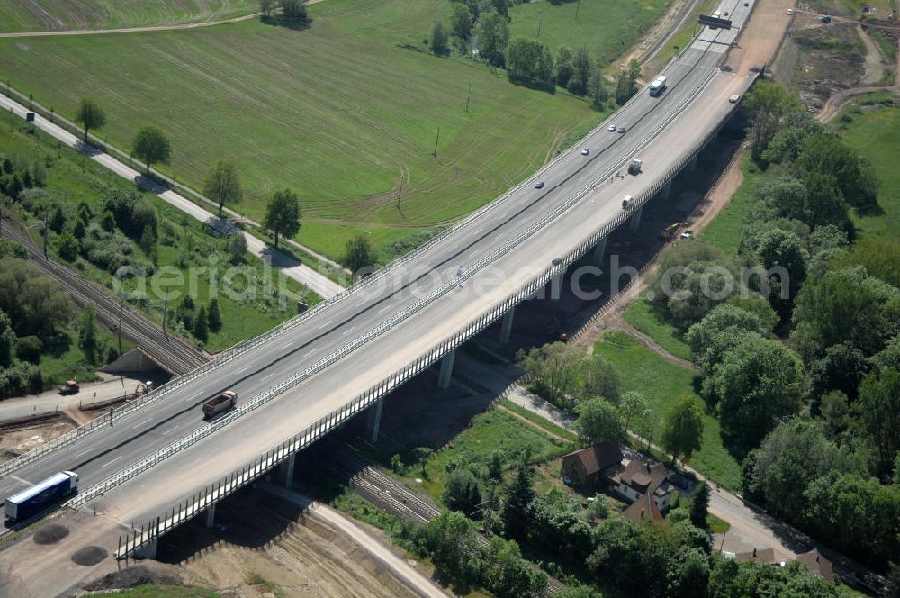 Aerial image Ettenhausen - Blick auf die neue Nessetalbrücke mit einer Länge von 380 m und einem Regenrückhaltebecken nach der teilweisen Verkehrsfreigabe der A4 / E40. Die Brücke ist Teil des Projekt Nordverlegung / Umfahrung Hörselberge der Autobahn E40 / A4 in Thüringen bei Eisenach. Durchgeführt werden die im Zuge dieses Projektes notwendigen Arbeiten durch die EUROVIA Verkehrsbau Union sowie der Niederlassungen Abbruch und Erdbau, Betonstraßenbau, Ingenieurbau und TECO Schallschutz der EUROVIA Beton sowi???????????????????????????????????????????????????????????????????????????????????????????????