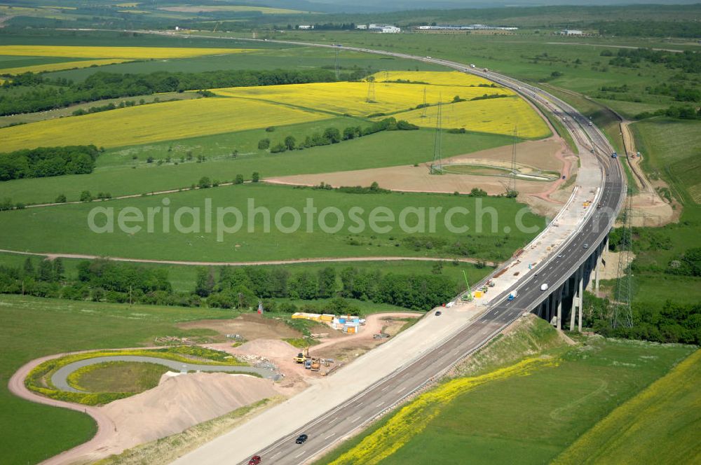 Aerial photograph Ettenhausen - Blick auf die neue Nessetalbrücke mit einer Länge von 380 m und einem Regenrückhaltebecken nach der teilweisen Verkehrsfreigabe der A4 / E40. Die Brücke ist Teil des Projekt Nordverlegung / Umfahrung Hörselberge der Autobahn E40 / A4 in Thüringen bei Eisenach. Durchgeführt werden die im Zuge dieses Projektes notwendigen Arbeiten durch die EUROVIA Verkehrsbau Union sowie der Niederlassungen Abbruch und Erdbau, Betonstraßenbau, Ingenieurbau und TECO Schallschutz der EUROVIA Beton sowi???????????????????????????????????????????????????????????????????????????????????????????????