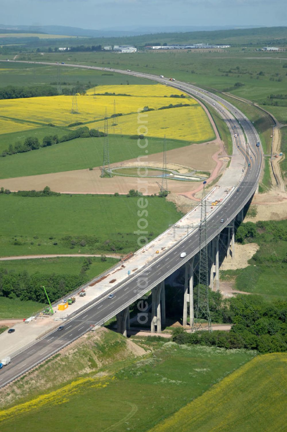 Ettenhausen from above - Blick auf die neue Nessetalbrücke mit einer Länge von 380 m und einem Regenrückhaltebecken nach der teilweisen Verkehrsfreigabe der A4 / E40. Die Brücke ist Teil des Projekt Nordverlegung / Umfahrung Hörselberge der Autobahn E40 / A4 in Thüringen bei Eisenach. Durchgeführt werden die im Zuge dieses Projektes notwendigen Arbeiten durch die EUROVIA Verkehrsbau Union sowie der Niederlassungen Abbruch und Erdbau, Betonstraßenbau, Ingenieurbau und TECO Schallschutz der EUROVIA Beton sowi???????????????????????????????????????????????????????????????????????????????????????????????