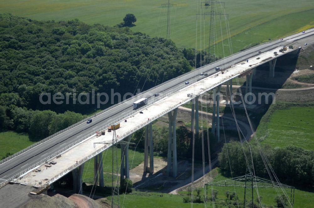 Ettenhausen from above - Blick auf die neue Nessetalbrücke mit einer Länge von 380 m und einem Regenrückhaltebecken nach der teilweisen Verkehrsfreigabe der A4 / E40. Die Brücke ist Teil des Projekt Nordverlegung / Umfahrung Hörselberge der Autobahn E40 / A4 in Thüringen bei Eisenach. Durchgeführt werden die im Zuge dieses Projektes notwendigen Arbeiten durch die EUROVIA Verkehrsbau Union sowie der Niederlassungen Abbruch und Erdbau, Betonstraßenbau, Ingenieurbau und TECO Schallschutz der EUROVIA Beton sowi???????????????????????????????????????????????????????????????????????????????????????????????