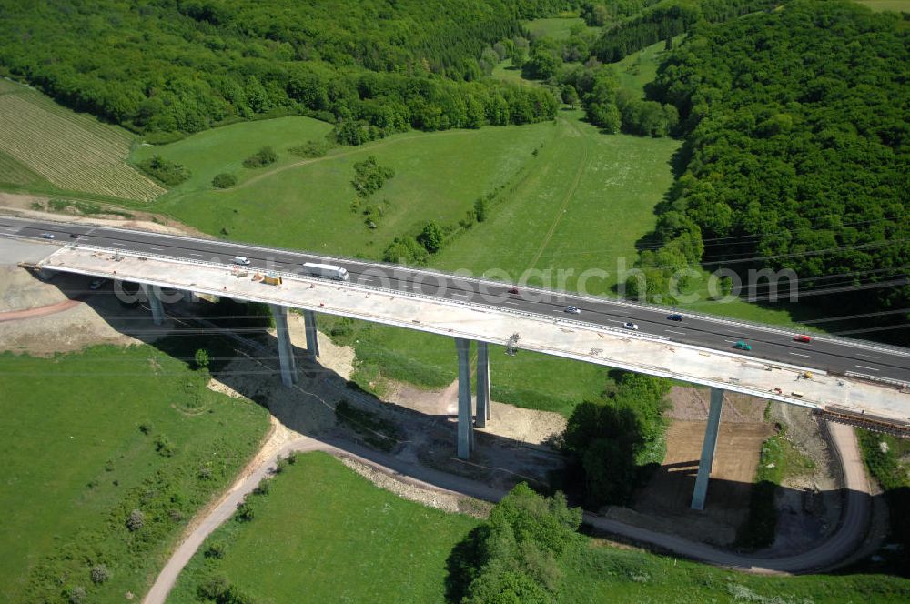 Aerial image Ettenhausen - Blick auf die neue Nessetalbrücke mit einer Länge von 380 m und einem Regenrückhaltebecken nach der teilweisen Verkehrsfreigabe der A4 / E40. Die Brücke ist Teil des Projekt Nordverlegung / Umfahrung Hörselberge der Autobahn E40 / A4 in Thüringen bei Eisenach. Durchgeführt werden die im Zuge dieses Projektes notwendigen Arbeiten durch die EUROVIA Verkehrsbau Union sowie der Niederlassungen Abbruch und Erdbau, Betonstraßenbau, Ingenieurbau und TECO Schallschutz der EUROVIA Beton sowi???????????????????????????????????????????????????????????????????????????????????????????????