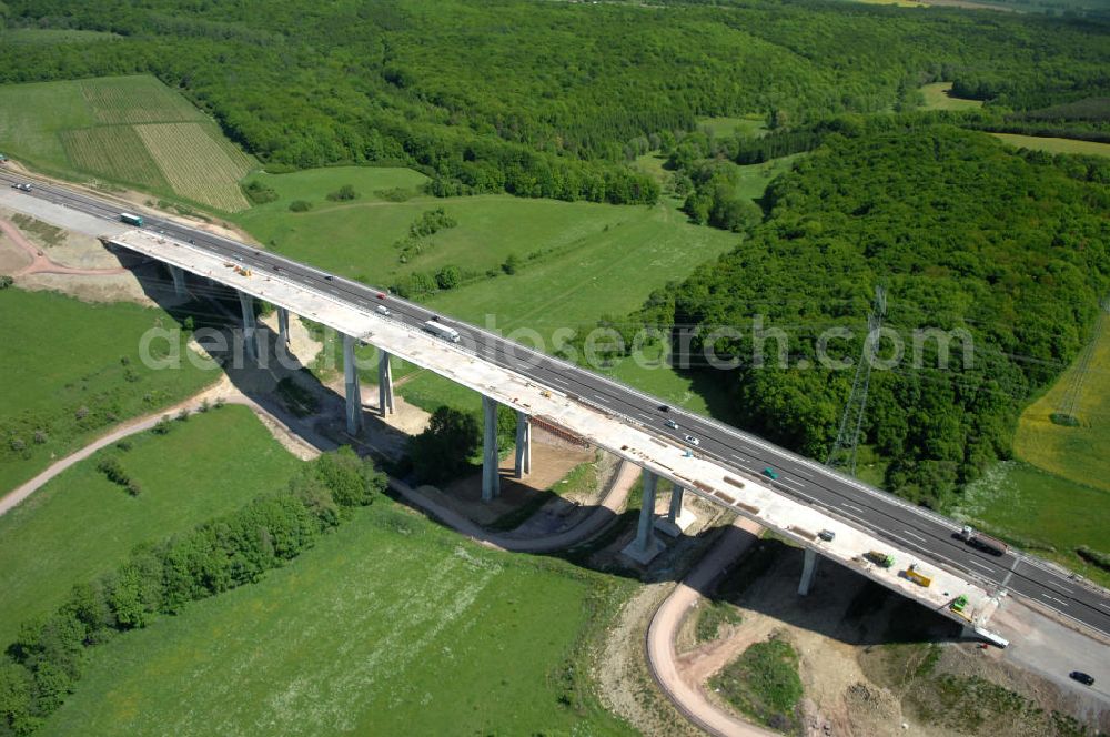 Aerial photograph Ettenhausen - Blick auf die neue Nessetalbrücke mit einer Länge von 380 m und einem Regenrückhaltebecken nach der teilweisen Verkehrsfreigabe der A4 / E40. Die Brücke ist Teil des Projekt Nordverlegung / Umfahrung Hörselberge der Autobahn E40 / A4 in Thüringen bei Eisenach. Durchgeführt werden die im Zuge dieses Projektes notwendigen Arbeiten durch die EUROVIA Verkehrsbau Union sowie der Niederlassungen Abbruch und Erdbau, Betonstraßenbau, Ingenieurbau und TECO Schallschutz der EUROVIA Beton sowi???????????????????????????????????????????????????????????????????????????????????????????????