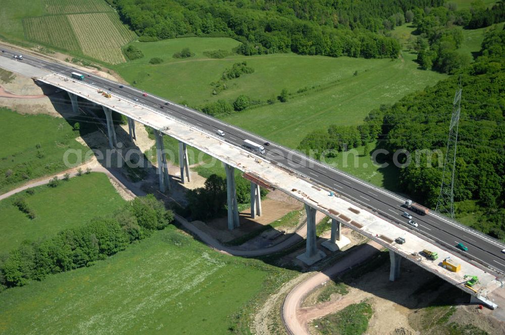 Ettenhausen from above - Blick auf die neue Nessetalbrücke mit einer Länge von 380 m und einem Regenrückhaltebecken nach der teilweisen Verkehrsfreigabe der A4 / E40. Die Brücke ist Teil des Projekt Nordverlegung / Umfahrung Hörselberge der Autobahn E40 / A4 in Thüringen bei Eisenach. Durchgeführt werden die im Zuge dieses Projektes notwendigen Arbeiten durch die EUROVIA Verkehrsbau Union sowie der Niederlassungen Abbruch und Erdbau, Betonstraßenbau, Ingenieurbau und TECO Schallschutz der EUROVIA Beton sowi???????????????????????????????????????????????????????????????????????????????????????????????