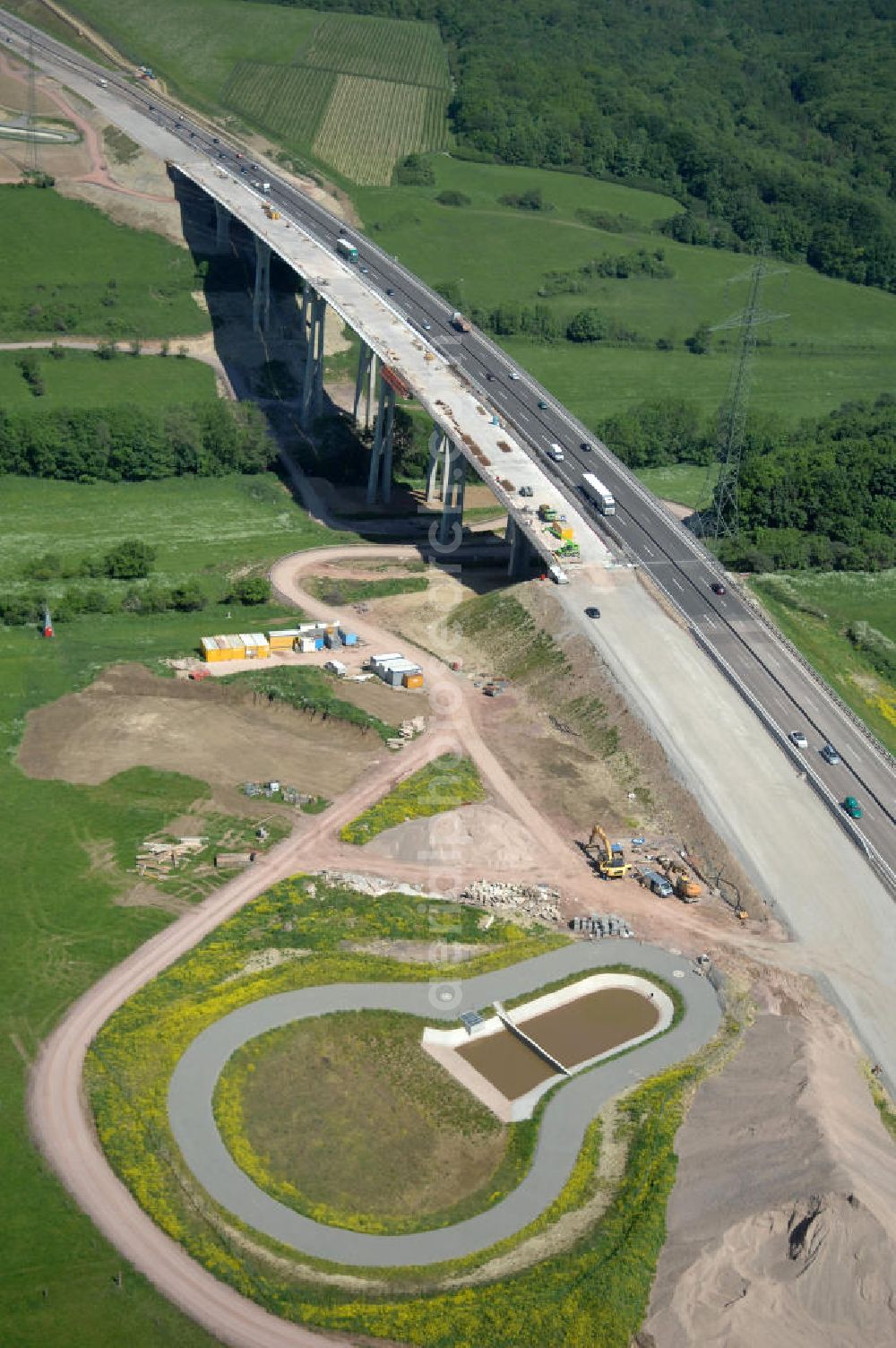 Ettenhausen from the bird's eye view: Blick auf die neue Nessetalbrücke mit einer Länge von 380 m und einem Regenrückhaltebecken nach der teilweisen Verkehrsfreigabe der A4 / E40. Die Brücke ist Teil des Projekt Nordverlegung / Umfahrung Hörselberge der Autobahn E40 / A4 in Thüringen bei Eisenach. Durchgeführt werden die im Zuge dieses Projektes notwendigen Arbeiten durch die EUROVIA Verkehrsbau Union sowie der Niederlassungen Abbruch und Erdbau, Betonstraßenbau, Ingenieurbau und TECO Schallschutz der EUROVIA Beton sowi???????????????????????????????????????????????????????????????????????????????????????????????