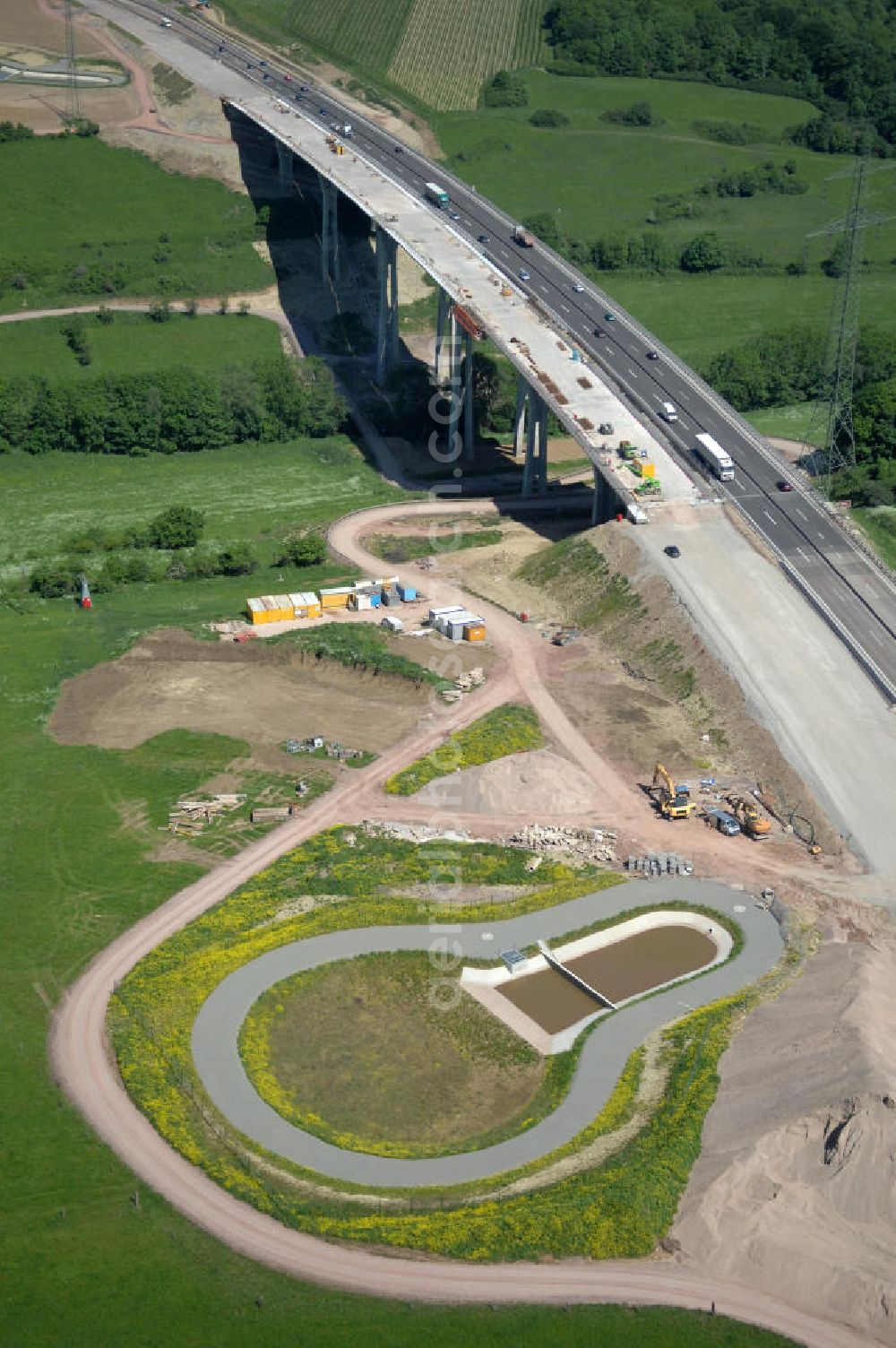 Aerial image Ettenhausen - Blick auf die neue Nessetalbrücke mit einer Länge von 380 m und einem Regenrückhaltebecken nach der teilweisen Verkehrsfreigabe der A4 / E40. Die Brücke ist Teil des Projekt Nordverlegung / Umfahrung Hörselberge der Autobahn E40 / A4 in Thüringen bei Eisenach. Durchgeführt werden die im Zuge dieses Projektes notwendigen Arbeiten durch die EUROVIA Verkehrsbau Union sowie der Niederlassungen Abbruch und Erdbau, Betonstraßenbau, Ingenieurbau und TECO Schallschutz der EUROVIA Beton sowi???????????????????????????????????????????????????????????????????????????????????????????????