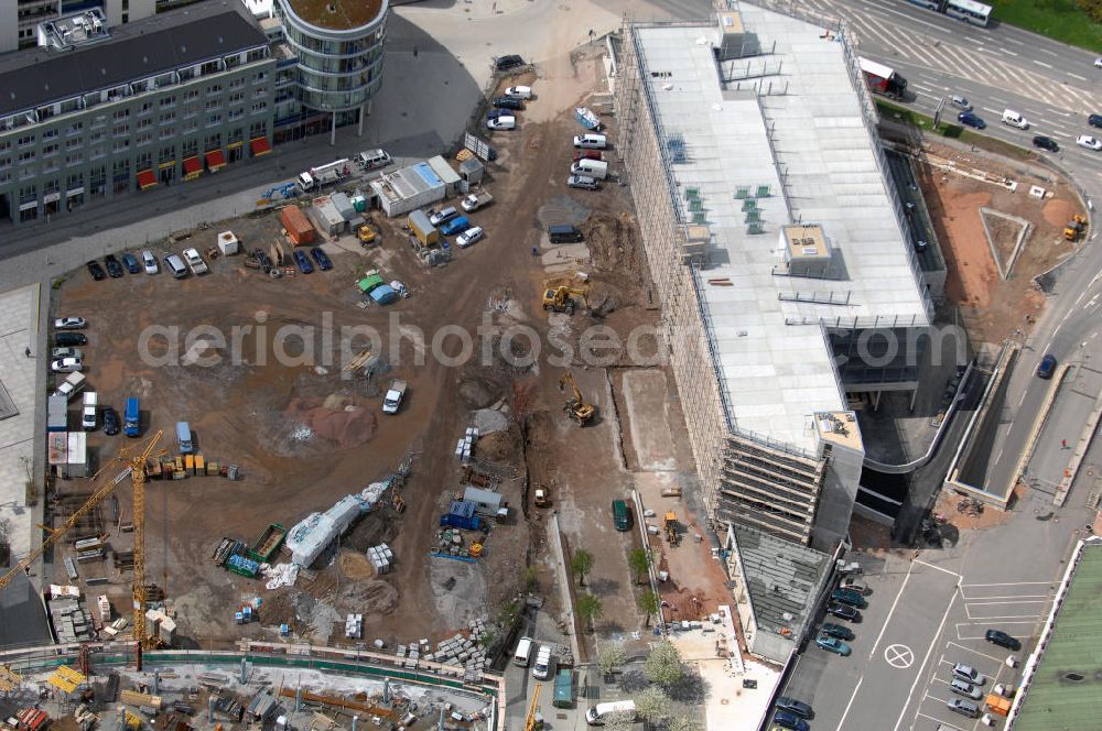 Chemnitz from above - Blick auf das neue Park- und Geschäftshaus Am Wall im Zentrum von Chemnitz. Nach einjähriger Bauzeit wurde das Parkhaus am 28. Juni 2008 in der Chemnitzer Innenstadt eröffnet. Es bietet 500 Stellplätze auf fünf Etagen und entlastet mit dieser Kapazität das Stadtzentrum vom Kfz - Verkehr. Mit seiner idealen Lage bietet das Haus den Besuchern von Chemnitz, sowie den Einwohnern schnelle, kurze Wege in die Innenstadt. Im Erdgeschoss sollen sich Geschäfte und Restaurants ansiedeln. Dieser Teil wird noch bis Ende des Sommers 2008 ausgebaut. Das Parkhaus bietet noch eine Besonderheit. Die Fassade ist mit einer Solaranlage ausgestattet. Die Idee zu so einem Fassadenkraftwerk stammt von der Stadtwerke Chemnitz AG, die gleichzeitig Bauherr des Unternehmens sind. Kontakt Stadtwerke: Stadtwerke Chemnitz AG, Postfach 411468, 09030 Chemnitz, Telefax +49(0)371 525 2175, Email: info@swc.de; Kontakt Architekt: Architekturbüro Peter Koch, Theresenstraße 1B, 09111 Chemnitz, Tel. +49(0)371 643085, Telefax +49(0)371 671165