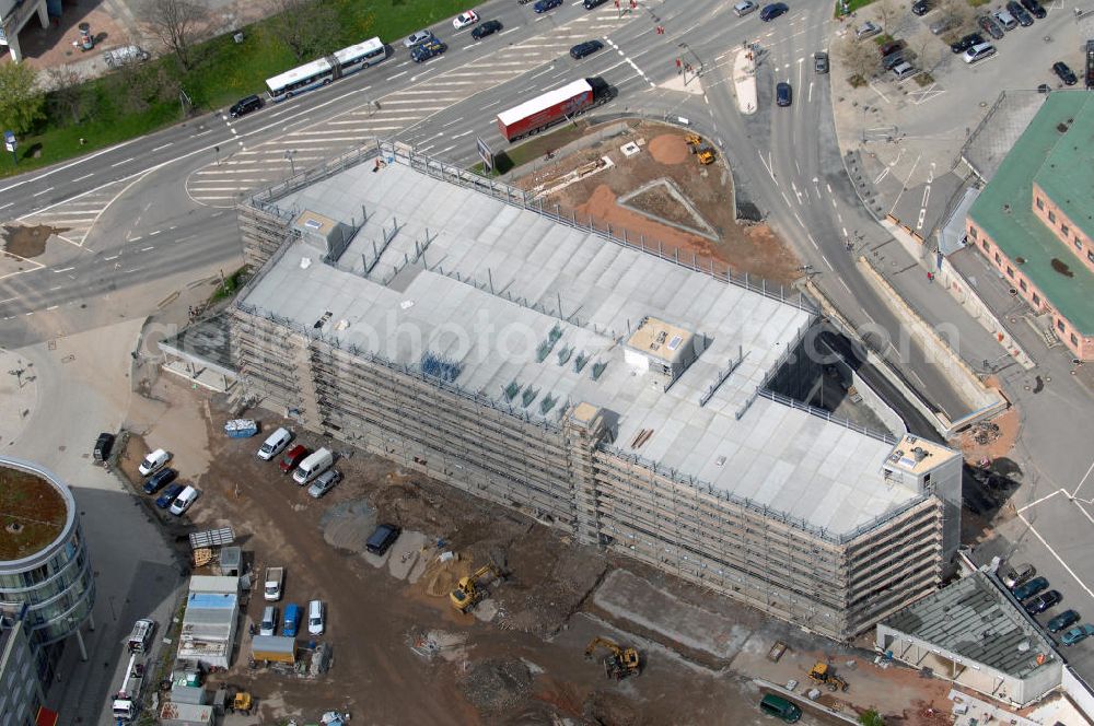 Chemnitz from the bird's eye view: Blick auf das neue Park- und Geschäftshaus Am Wall im Zentrum von Chemnitz. Nach einjähriger Bauzeit wurde das Parkhaus am 28. Juni 2008 in der Chemnitzer Innenstadt eröffnet. Es bietet 500 Stellplätze auf fünf Etagen und entlastet mit dieser Kapazität das Stadtzentrum vom Kfz - Verkehr. Mit seiner idealen Lage bietet das Haus den Besuchern von Chemnitz, sowie den Einwohnern schnelle, kurze Wege in die Innenstadt. Im Erdgeschoss sollen sich Geschäfte und Restaurants ansiedeln. Dieser Teil wird noch bis Ende des Sommers 2008 ausgebaut. Das Parkhaus bietet noch eine Besonderheit. Die Fassade ist mit einer Solaranlage ausgestattet. Die Idee zu so einem Fassadenkraftwerk stammt von der Stadtwerke Chemnitz AG, die gleichzeitig Bauherr des Unternehmens sind. Kontakt Stadtwerke: Stadtwerke Chemnitz AG, Postfach 411468, 09030 Chemnitz, Telefax +49(0)371 525 2175, Email: info@swc.de; Kontakt Architekt: Architekturbüro Peter Koch, Theresenstraße 1B, 09111 Chemnitz, Tel. +49(0)371 643085, Telefax +49(0)371 671165