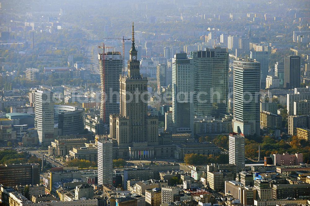 Warschau / Warszawa / Warsaw from the bird's eye view: Stadtansicht der neuen Skyline der polnischen Hauptstadt- Metropole. Seit 89 sind auf ehemaligen Freiflächen Gebäude aus dem Boden geschossen. Warschau wurde im Krieg schlimmer zerstört als jede an dere europäische Metropole. Anfang der 1990er Jahre ragte der Kulturpalast, poln.: Palac Kultury i Nauki, als einziges Hochhaus aus der Skyline von Warschau heraus - heute ist der Palast für Kultur und Wissenschaft nur noch ein Hochhaus unter vielen. Nach den Plänen des sowjetischen Architekten Leo Rudniew im Stil des Sozialistischen Klassizismus wurde das Gebäude zwischen 1952 und 1955 im Zentrum Warschaus errichtet. Cityscape from the new skyline of the polish capital metropolis.