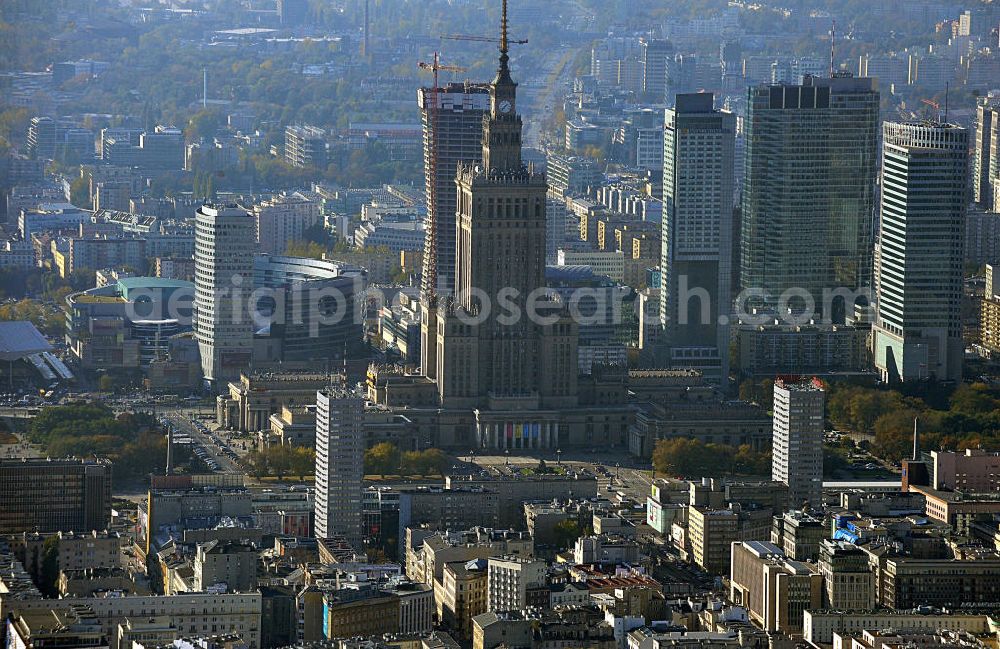 Aerial image Warschau / Warszawa / Warsaw - Stadtansicht der neuen Skyline der polnischen Hauptstadt- Metropole. Seit 89 sind auf ehemaligen Freiflächen Gebäude aus dem Boden geschossen. Warschau wurde im Krieg schlimmer zerstört als jede an dere europäische Metropole. Anfang der 1990er Jahre ragte der Kulturpalast, poln.: Palac Kultury i Nauki, als einziges Hochhaus aus der Skyline von Warschau heraus - heute ist der Palast für Kultur und Wissenschaft nur noch ein Hochhaus unter vielen. Nach den Plänen des sowjetischen Architekten Leo Rudniew im Stil des Sozialistischen Klassizismus wurde das Gebäude zwischen 1952 und 1955 im Zentrum Warschaus errichtet. Cityscape from the new skyline of the polish capital metropolis.