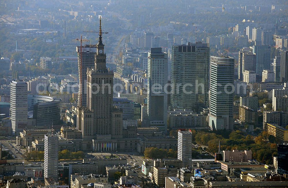 Aerial photograph Warschau / Warszawa / Warsaw - Stadtansicht der neuen Skyline der polnischen Hauptstadt- Metropole. Seit 89 sind auf ehemaligen Freiflächen Gebäude aus dem Boden geschossen. Warschau wurde im Krieg schlimmer zerstört als jede an dere europäische Metropole. Anfang der 1990er Jahre ragte der Kulturpalast, poln.: Palac Kultury i Nauki, als einziges Hochhaus aus der Skyline von Warschau heraus - heute ist der Palast für Kultur und Wissenschaft nur noch ein Hochhaus unter vielen. Nach den Plänen des sowjetischen Architekten Leo Rudniew im Stil des Sozialistischen Klassizismus wurde das Gebäude zwischen 1952 und 1955 im Zentrum Warschaus errichtet. Cityscape from the new skyline of the polish capital metropolis.