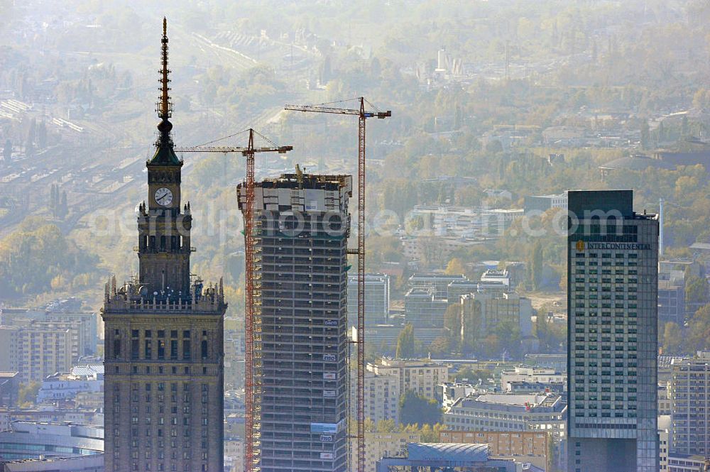 Warschau / Warszawa / Warsaw from above - Stadtansicht der neuen Skyline der polnischen Hauptstadt- Metropole. Seit 89 sind auf ehemaligen Freiflächen Gebäude aus dem Boden geschossen. Warschau wurde im Krieg schlimmer zerstört als jede an dere europäische Metropole. Anfang der 1990er Jahre ragte der Kulturpalast, poln.: Palac Kultury i Nauki, als einziges Hochhaus aus der Skyline von Warschau heraus - heute ist der Palast für Kultur und Wissenschaft nur noch ein Hochhaus unter vielen. Nach den Plänen des sowjetischen Architekten Leo Rudniew im Stil des Sozialistischen Klassizismus wurde das Gebäude zwischen 1952 und 1955 im Zentrum Warschaus errichtet. Cityscape from the new skyline of the polish capital metropolis.