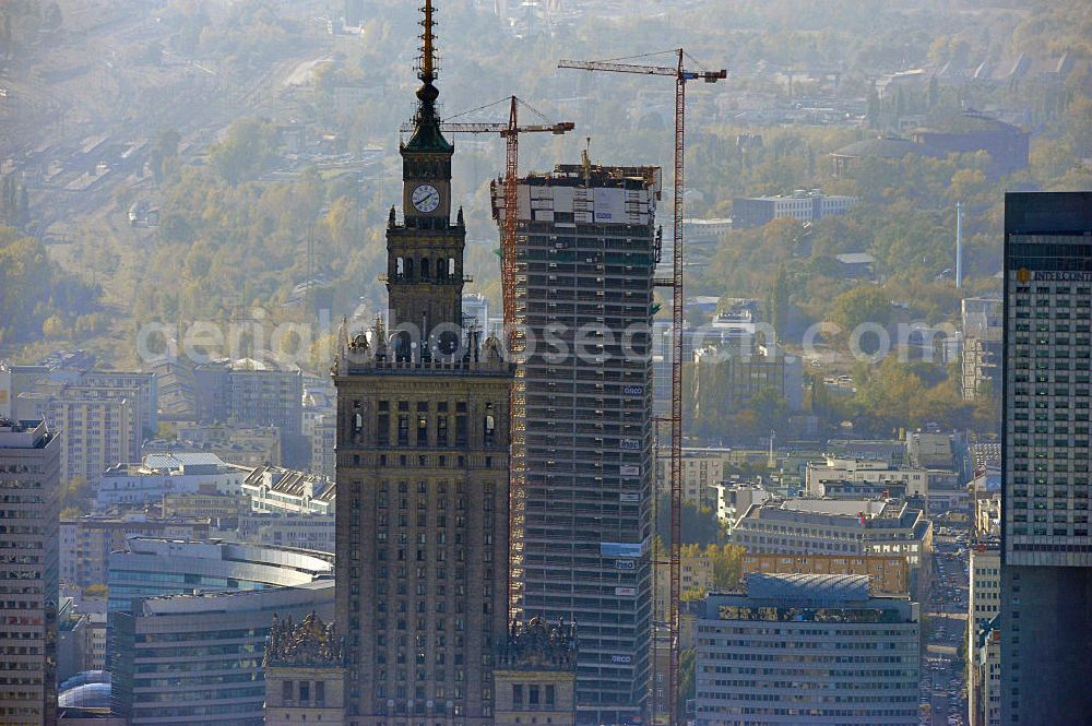 Warschau / Warszawa / Warsaw from the bird's eye view: Stadtansicht der neuen Skyline der polnischen Hauptstadt- Metropole. Seit 89 sind auf ehemaligen Freiflächen Gebäude aus dem Boden geschossen. Warschau wurde im Krieg schlimmer zerstört als jede an dere europäische Metropole. Anfang der 1990er Jahre ragte der Kulturpalast, poln.: Palac Kultury i Nauki, als einziges Hochhaus aus der Skyline von Warschau heraus - heute ist der Palast für Kultur und Wissenschaft nur noch ein Hochhaus unter vielen. Nach den Plänen des sowjetischen Architekten Leo Rudniew im Stil des Sozialistischen Klassizismus wurde das Gebäude zwischen 1952 und 1955 im Zentrum Warschaus errichtet. Cityscape from the new skyline of the polish capital metropolis.