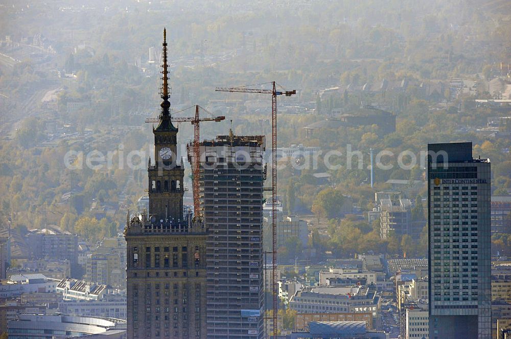 Aerial image Warschau / Warszawa / Warsaw - Stadtansicht der neuen Skyline der polnischen Hauptstadt- Metropole. Seit 89 sind auf ehemaligen Freiflächen Gebäude aus dem Boden geschossen. Warschau wurde im Krieg schlimmer zerstört als jede an dere europäische Metropole. Anfang der 1990er Jahre ragte der Kulturpalast, poln.: Palac Kultury i Nauki, als einziges Hochhaus aus der Skyline von Warschau heraus - heute ist der Palast für Kultur und Wissenschaft nur noch ein Hochhaus unter vielen. Nach den Plänen des sowjetischen Architekten Leo Rudniew im Stil des Sozialistischen Klassizismus wurde das Gebäude zwischen 1952 und 1955 im Zentrum Warschaus errichtet. Cityscape from the new skyline of the polish capital metropolis.