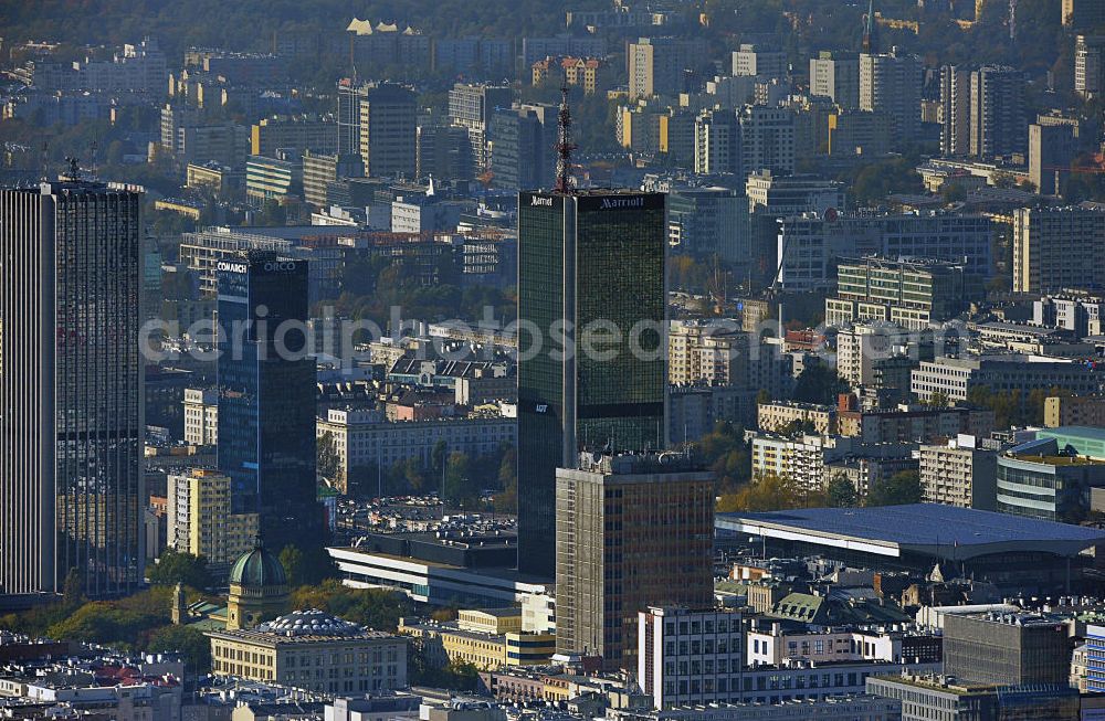 Aerial photograph Warschau / Warszawa / Warsaw - Stadtansicht der neuen Skyline der polnischen Hauptstadt- Metropole. Seit 89 sind auf ehemaligen Freiflächen Gebäude aus dem Boden geschossen. Warschau wurde im Krieg schlimmer zerstört als jede an dere europäische Metropole. Anfang der 1990er Jahre ragte der Kulturpalast, poln.: Palac Kultury i Nauki, als einziges Hochhaus aus der Skyline von Warschau heraus - heute ist der Palast für Kultur und Wissenschaft nur noch ein Hochhaus unter vielen. Nach den Plänen des sowjetischen Architekten Leo Rudniew im Stil des Sozialistischen Klassizismus wurde das Gebäude zwischen 1952 und 1955 im Zentrum Warschaus errichtet. Cityscape from the new skyline of the polish capital metropolis.