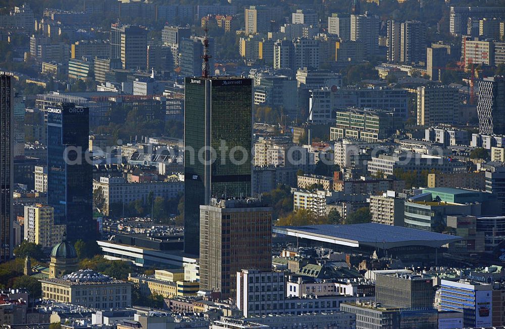 Warschau / Warszawa / Warsaw from above - Stadtansicht der neuen Skyline der polnischen Hauptstadt- Metropole. Seit 89 sind auf ehemaligen Freiflächen Gebäude aus dem Boden geschossen. Warschau wurde im Krieg schlimmer zerstört als jede an dere europäische Metropole. Anfang der 1990er Jahre ragte der Kulturpalast, poln.: Palac Kultury i Nauki, als einziges Hochhaus aus der Skyline von Warschau heraus - heute ist der Palast für Kultur und Wissenschaft nur noch ein Hochhaus unter vielen. Nach den Plänen des sowjetischen Architekten Leo Rudniew im Stil des Sozialistischen Klassizismus wurde das Gebäude zwischen 1952 und 1955 im Zentrum Warschaus errichtet. Cityscape from the new skyline of the polish capital metropolis.