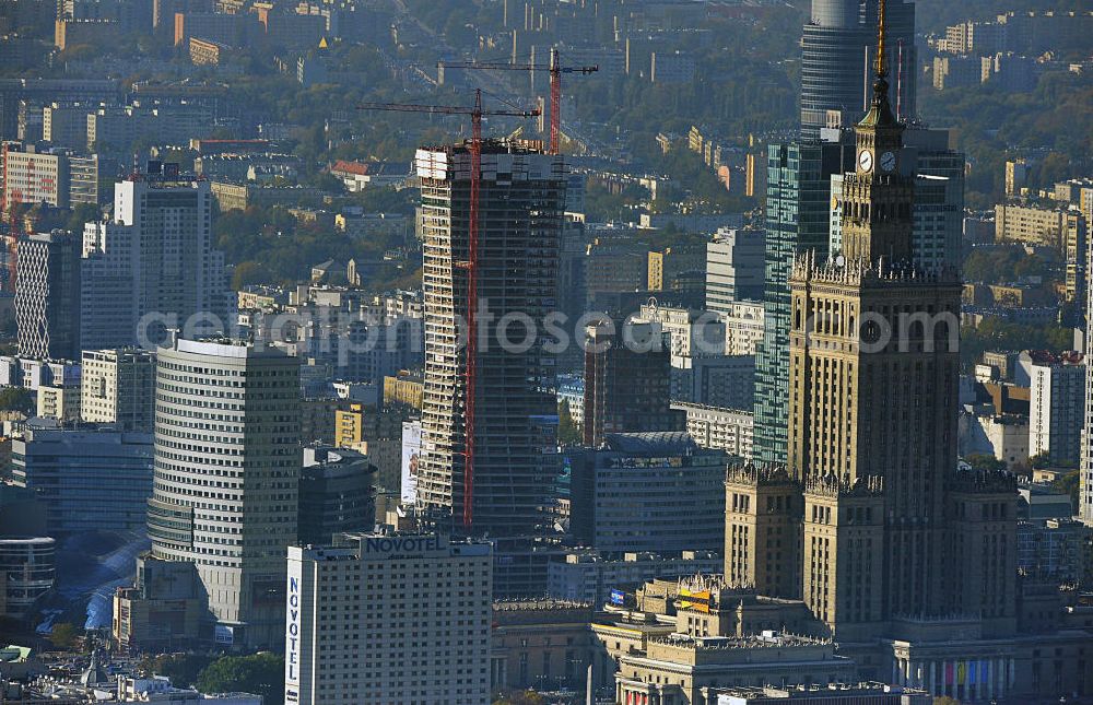 Warschau / Warszawa / Warsaw from the bird's eye view: Stadtansicht der neuen Skyline der polnischen Hauptstadt- Metropole. Seit 89 sind auf ehemaligen Freiflächen Gebäude aus dem Boden geschossen. Warschau wurde im Krieg schlimmer zerstört als jede an dere europäische Metropole. Anfang der 1990er Jahre ragte der Kulturpalast, poln.: Palac Kultury i Nauki, als einziges Hochhaus aus der Skyline von Warschau heraus - heute ist der Palast für Kultur und Wissenschaft nur noch ein Hochhaus unter vielen. Nach den Plänen des sowjetischen Architekten Leo Rudniew im Stil des Sozialistischen Klassizismus wurde das Gebäude zwischen 1952 und 1955 im Zentrum Warschaus errichtet. Cityscape from the new skyline of the polish capital metropolis.