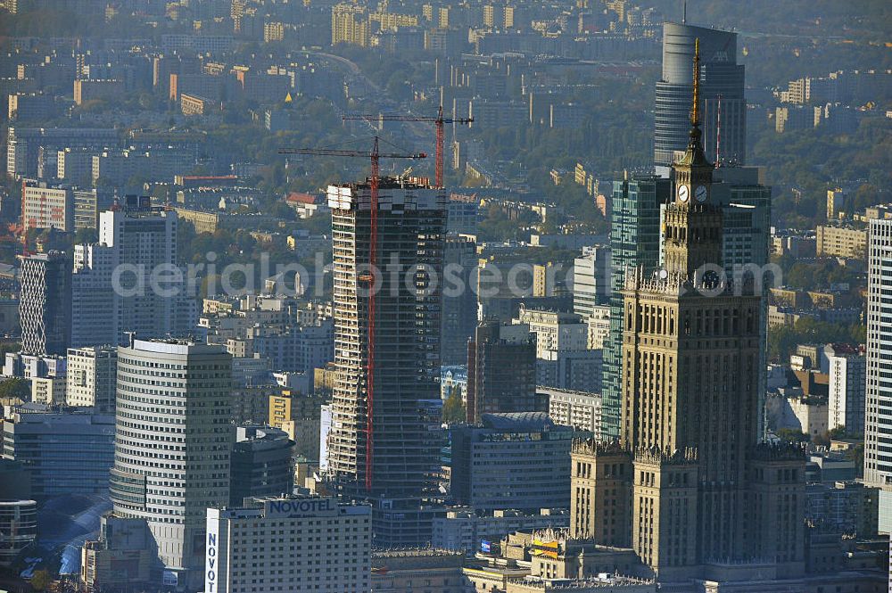 Aerial image Warschau / Warszawa / Warsaw - Stadtansicht der neuen Skyline der polnischen Hauptstadt- Metropole. Seit 89 sind auf ehemaligen Freiflächen Gebäude aus dem Boden geschossen. Warschau wurde im Krieg schlimmer zerstört als jede an dere europäische Metropole. Anfang der 1990er Jahre ragte der Kulturpalast, poln.: Palac Kultury i Nauki, als einziges Hochhaus aus der Skyline von Warschau heraus - heute ist der Palast für Kultur und Wissenschaft nur noch ein Hochhaus unter vielen. Nach den Plänen des sowjetischen Architekten Leo Rudniew im Stil des Sozialistischen Klassizismus wurde das Gebäude zwischen 1952 und 1955 im Zentrum Warschaus errichtet. Cityscape from the new skyline of the polish capital metropolis.