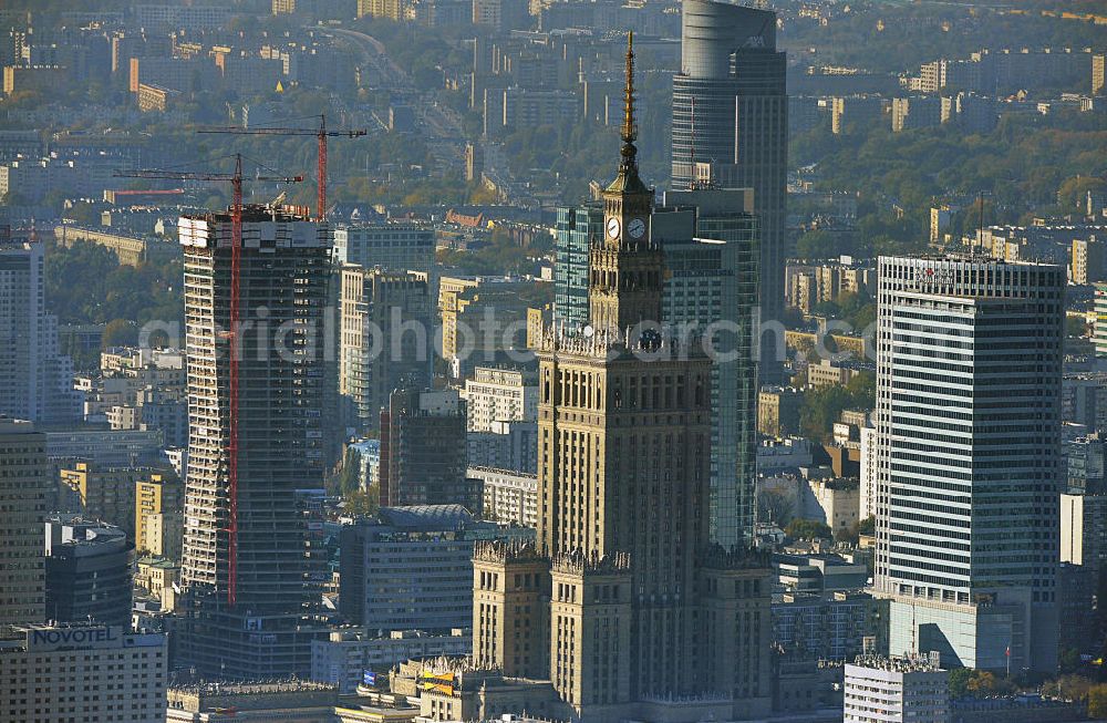 Aerial photograph Warschau / Warszawa / Warsaw - Stadtansicht der neuen Skyline der polnischen Hauptstadt- Metropole. Seit 89 sind auf ehemaligen Freiflächen Gebäude aus dem Boden geschossen. Warschau wurde im Krieg schlimmer zerstört als jede an dere europäische Metropole. Anfang der 1990er Jahre ragte der Kulturpalast, poln.: Palac Kultury i Nauki, als einziges Hochhaus aus der Skyline von Warschau heraus - heute ist der Palast für Kultur und Wissenschaft nur noch ein Hochhaus unter vielen. Nach den Plänen des sowjetischen Architekten Leo Rudniew im Stil des Sozialistischen Klassizismus wurde das Gebäude zwischen 1952 und 1955 im Zentrum Warschaus errichtet. Cityscape from the new skyline of the polish capital metropolis.