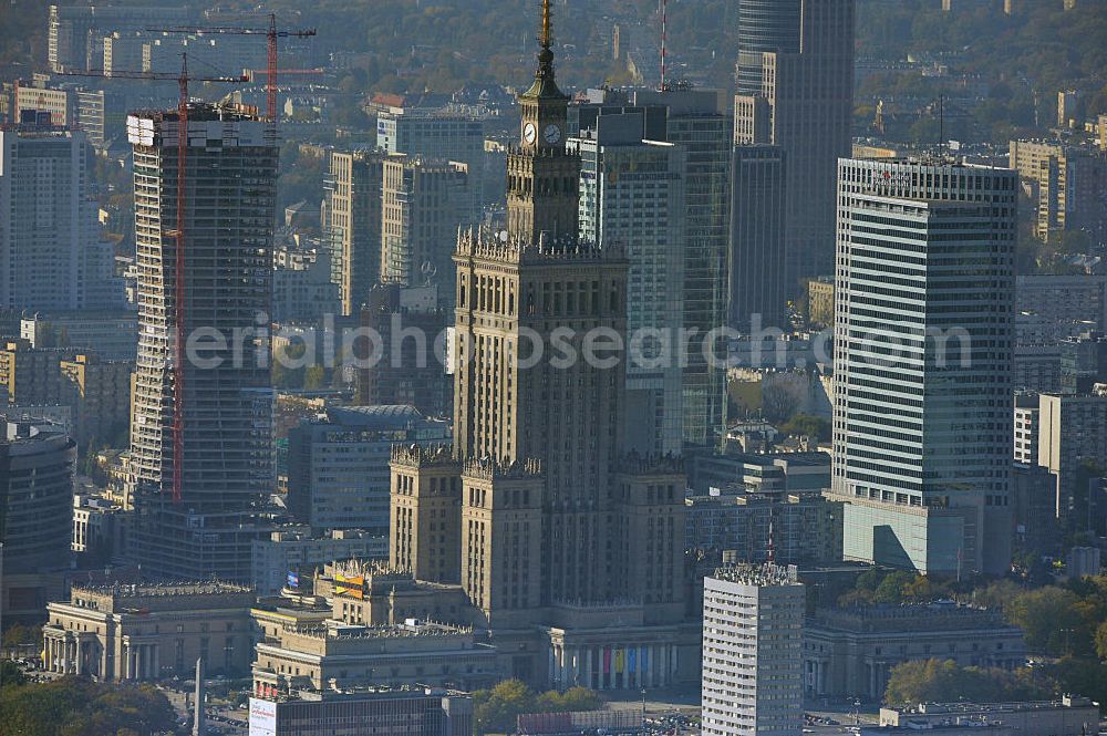 Warschau / Warszawa / Warsaw from above - Stadtansicht der neuen Skyline der polnischen Hauptstadt- Metropole. Seit 89 sind auf ehemaligen Freiflächen Gebäude aus dem Boden geschossen. Warschau wurde im Krieg schlimmer zerstört als jede an dere europäische Metropole. Anfang der 1990er Jahre ragte der Kulturpalast, poln.: Palac Kultury i Nauki, als einziges Hochhaus aus der Skyline von Warschau heraus - heute ist der Palast für Kultur und Wissenschaft nur noch ein Hochhaus unter vielen. Nach den Plänen des sowjetischen Architekten Leo Rudniew im Stil des Sozialistischen Klassizismus wurde das Gebäude zwischen 1952 und 1955 im Zentrum Warschaus errichtet. Cityscape from the new skyline of the polish capital metropolis.