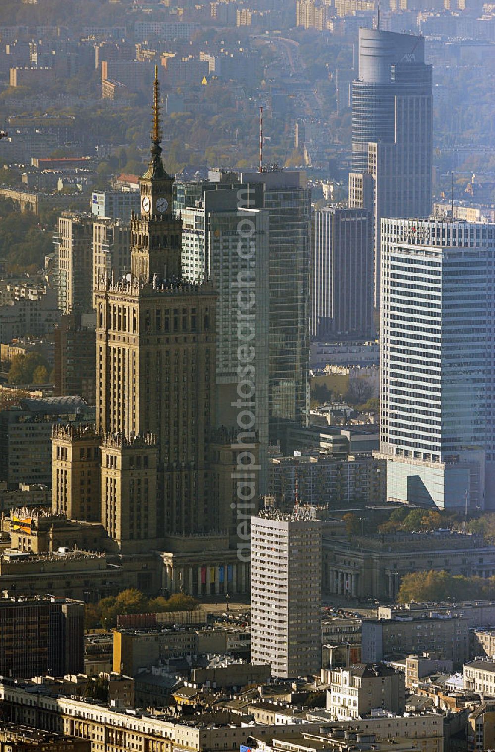 Warschau / Warszawa / Warsaw from the bird's eye view: Stadtansicht der neuen Skyline der polnischen Hauptstadt- Metropole. Seit 89 sind auf ehemaligen Freiflächen Gebäude aus dem Boden geschossen. Warschau wurde im Krieg schlimmer zerstört als jede an dere europäische Metropole. Anfang der 1990er Jahre ragte der Kulturpalast, poln.: Palac Kultury i Nauki, als einziges Hochhaus aus der Skyline von Warschau heraus - heute ist der Palast für Kultur und Wissenschaft nur noch ein Hochhaus unter vielen. Nach den Plänen des sowjetischen Architekten Leo Rudniew im Stil des Sozialistischen Klassizismus wurde das Gebäude zwischen 1952 und 1955 im Zentrum Warschaus errichtet. Cityscape from the new skyline of the polish capital metropolis.