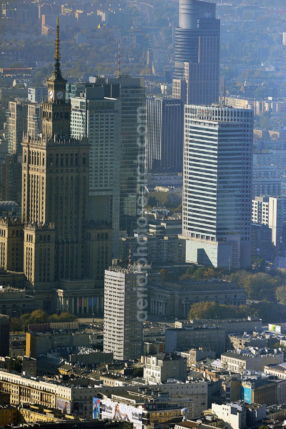 Aerial image Warschau / Warszawa / Warsaw - Stadtansicht der neuen Skyline der polnischen Hauptstadt- Metropole. Seit 89 sind auf ehemaligen Freiflächen Gebäude aus dem Boden geschossen. Warschau wurde im Krieg schlimmer zerstört als jede an dere europäische Metropole. Anfang der 1990er Jahre ragte der Kulturpalast, poln.: Palac Kultury i Nauki, als einziges Hochhaus aus der Skyline von Warschau heraus - heute ist der Palast für Kultur und Wissenschaft nur noch ein Hochhaus unter vielen. Nach den Plänen des sowjetischen Architekten Leo Rudniew im Stil des Sozialistischen Klassizismus wurde das Gebäude zwischen 1952 und 1955 im Zentrum Warschaus errichtet. Cityscape from the new skyline of the polish capital metropolis.