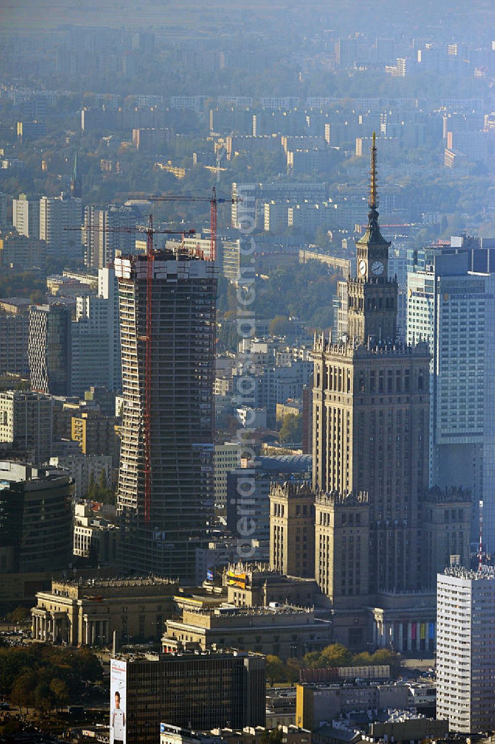 Aerial photograph Warschau / Warszawa / Warsaw - Stadtansicht der neuen Skyline der polnischen Hauptstadt- Metropole. Seit 89 sind auf ehemaligen Freiflächen Gebäude aus dem Boden geschossen. Warschau wurde im Krieg schlimmer zerstört als jede an dere europäische Metropole. Anfang der 1990er Jahre ragte der Kulturpalast, poln.: Palac Kultury i Nauki, als einziges Hochhaus aus der Skyline von Warschau heraus - heute ist der Palast für Kultur und Wissenschaft nur noch ein Hochhaus unter vielen. Nach den Plänen des sowjetischen Architekten Leo Rudniew im Stil des Sozialistischen Klassizismus wurde das Gebäude zwischen 1952 und 1955 im Zentrum Warschaus errichtet. Cityscape from the new skyline of the polish capital metropolis.