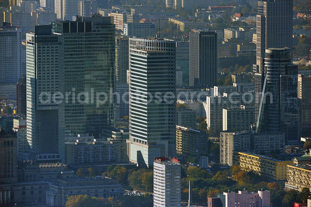 Warschau / Warszawa / Warsaw from above - Stadtansicht der neuen Skyline der polnischen Hauptstadt- Metropole. Seit 89 sind auf ehemaligen Freiflächen Gebäude aus dem Boden geschossen. Warschau wurde im Krieg schlimmer zerstört als jede an dere europäische Metropole. Anfang der 1990er Jahre ragte der Kulturpalast, poln.: Palac Kultury i Nauki, als einziges Hochhaus aus der Skyline von Warschau heraus - heute ist der Palast für Kultur und Wissenschaft nur noch ein Hochhaus unter vielen. Nach den Plänen des sowjetischen Architekten Leo Rudniew im Stil des Sozialistischen Klassizismus wurde das Gebäude zwischen 1952 und 1955 im Zentrum Warschaus errichtet. Cityscape from the new skyline of the polish capital metropolis.