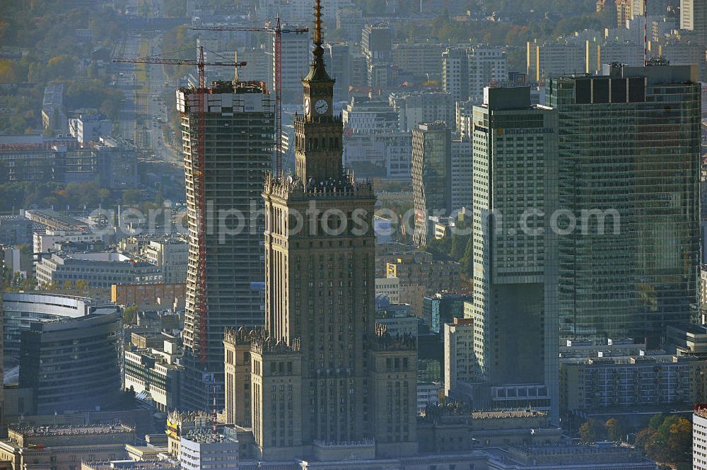 Warschau / Warszawa / Warsaw from the bird's eye view: Stadtansicht der neuen Skyline der polnischen Hauptstadt- Metropole. Seit 89 sind auf ehemaligen Freiflächen Gebäude aus dem Boden geschossen. Warschau wurde im Krieg schlimmer zerstört als jede an dere europäische Metropole. Anfang der 1990er Jahre ragte der Kulturpalast, poln.: Palac Kultury i Nauki, als einziges Hochhaus aus der Skyline von Warschau heraus - heute ist der Palast für Kultur und Wissenschaft nur noch ein Hochhaus unter vielen. Nach den Plänen des sowjetischen Architekten Leo Rudniew im Stil des Sozialistischen Klassizismus wurde das Gebäude zwischen 1952 und 1955 im Zentrum Warschaus errichtet. Cityscape from the new skyline of the polish capital metropolis.