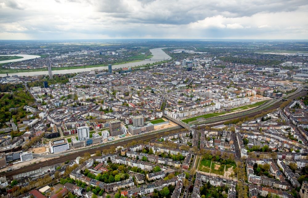 Aerial photograph Düsseldorf - New City Quarters and Le Quartier Central in Duesseldorf in the state of North Rhine-Westphalia. The former railway and commercial area is being redeveloped and new residential buildings and parks are being created along Toulouser Allee