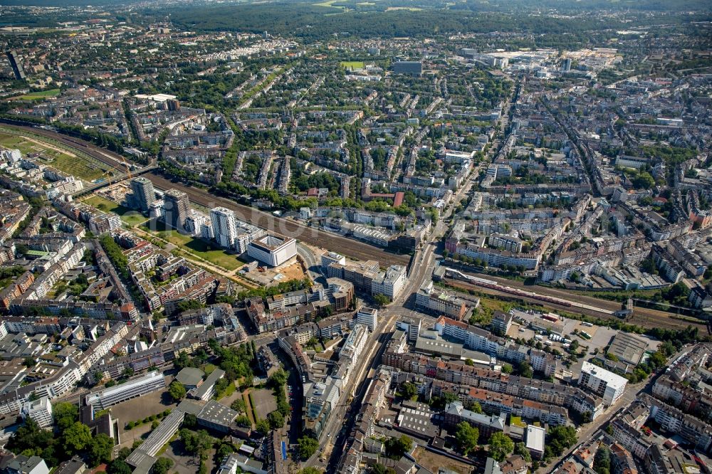 Aerial photograph Düsseldorf - New City Quarters and Le Quartier Central in Duesseldorf in the state of North Rhine-Westphalia. The former railway and commercial area is being redeveloped and new residential buildings and parks are being created along Toulouser Allee