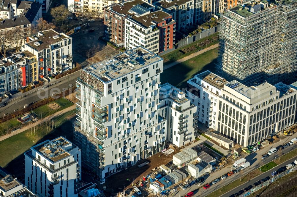 Aerial photograph Düsseldorf - New City Quarters and Le Quartier Central in Duesseldorf in the state of North Rhine-Westphalia. The former railway and commercial area is being redeveloped and new residential buildings and parks are being created along Toulouser Allee