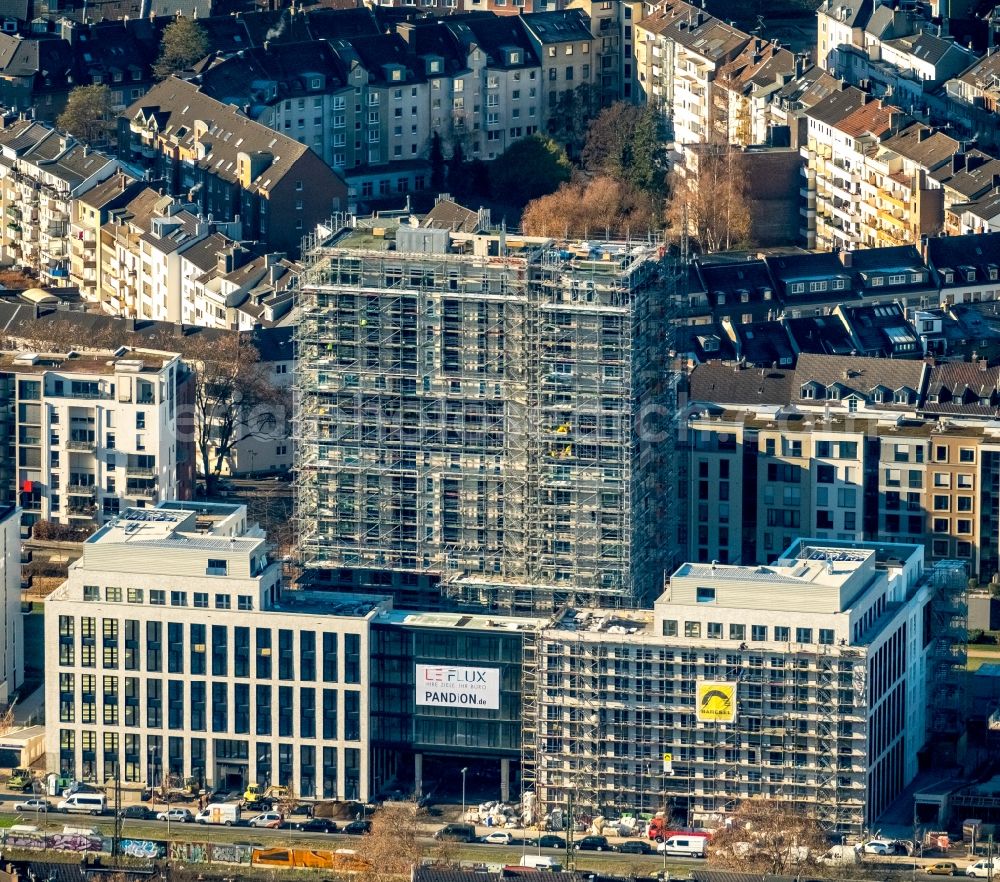 Aerial photograph Düsseldorf - New City Quarters and Le Quartier Central in Duesseldorf in the state of North Rhine-Westphalia. The former railway and commercial area is being redeveloped and new residential buildings and parks are being created along Toulouser Allee