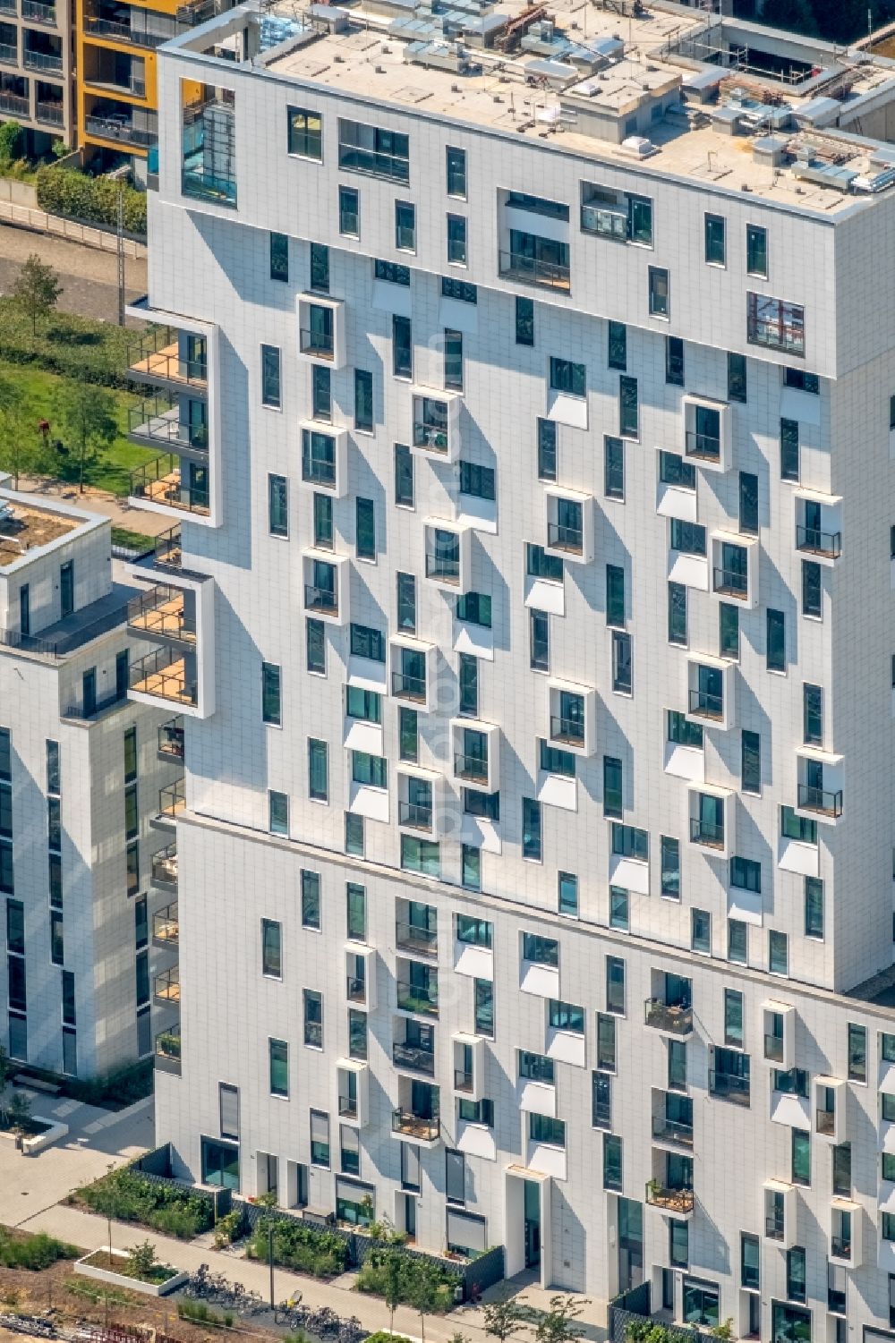 Düsseldorf from above - New City Quarters and Le Quartier Central in Duesseldorf in the state of North Rhine-Westphalia. The former railway and commercial area is being redeveloped and new residential buildings and parks are being created along Toulouser Allee