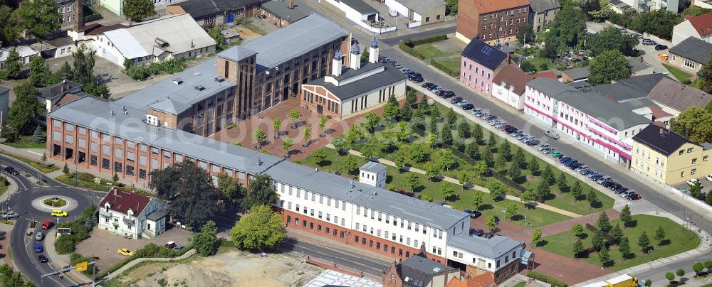 Guben from the bird's eye view: Blick auf das Neue Stadtzentrum Promenade am Dreieck in Guben an der Neiße. Das Gelände der ehemaligen Hutfabrik C. G. Wilke soll den neuen Stadtkern Gubens bilden. Hier befinden sich das Rathaus, ein Multifunktionssaal für Veranstaltungen, Konferenzen und Messen, die Stadtbibliothek, die Musikschule und das Stadt- und Industriemuseum. View of the New Town Center Promenade am Dreieck in Guben on the Neisse River. The site of the former hat factory CG Wilke was planned as the new center of Guben. Here are the town hall, a multi-purpose hall for meetings, conferences and fairs, the city library, the Music School and the Urban and Industrial museum.