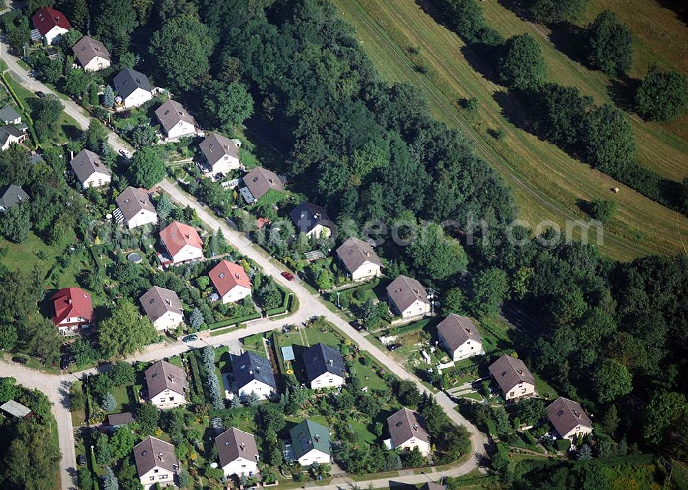 Neuenhagen bei Berlin from above - 30.7.2004, Blick auf die Hönower Chaussee sowie auf die Straße An der Trainierbahn in Neuenhagen bei Berlin