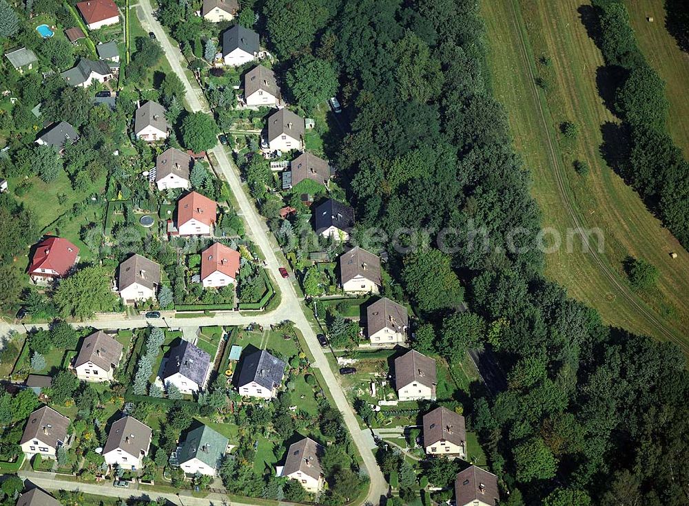 Neuenhagen bei Berlin from the bird's eye view: 30.7.2004, Blick auf die Hönower Chaussee sowie auf die Straße An der Trainierbahn in Neuenhagen bei Berlin