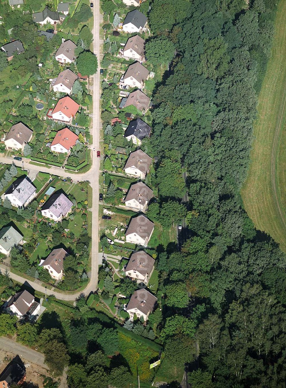 Aerial photograph Neuenhagen bei Berlin - 30.7.2004, Blick auf die Hönower Chaussee sowie auf die Straße An der Trainierbahn in Neuenhagen bei Berlin