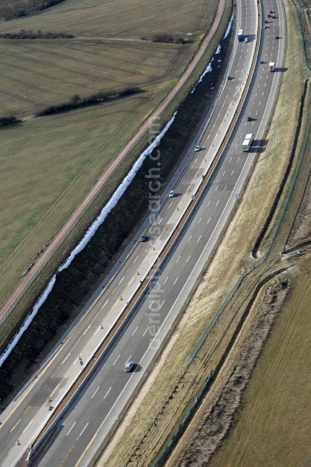 Großenlupnitz from the bird's eye view: Blick auf den neuen E40 / A4 - Autobahnverlauf in Thüringen nach der teilweisen Verkehrsfreigabe. Durchgeführt werden die im Zuge dieses Projektes notwendigen Arbeiten unter an derem von EUROVIA Verkehrsbau Union sowie der Niederlassungen Abbruch und Erdbau, Betonstraßenbau, Ingenieurbau und TECO Schallschutz der EUROVIA Beton sowie der DEGES. View of the new A4 motorway course E40 / A4 near großenlupnitz in thuringia.