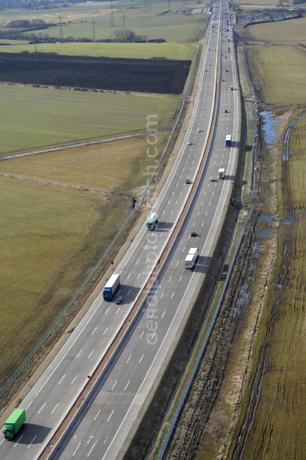 Aerial photograph Großenlupnitz - Blick auf den neuen E40 / A4 - Autobahnverlauf in Thüringen nach der teilweisen Verkehrsfreigabe. Durchgeführt werden die im Zuge dieses Projektes notwendigen Arbeiten unter an derem von EUROVIA Verkehrsbau Union sowie der Niederlassungen Abbruch und Erdbau, Betonstraßenbau, Ingenieurbau und TECO Schallschutz der EUROVIA Beton sowie der DEGES. View of the new A4 motorway course E40 / A4 near großenlupnitz in thuringia.