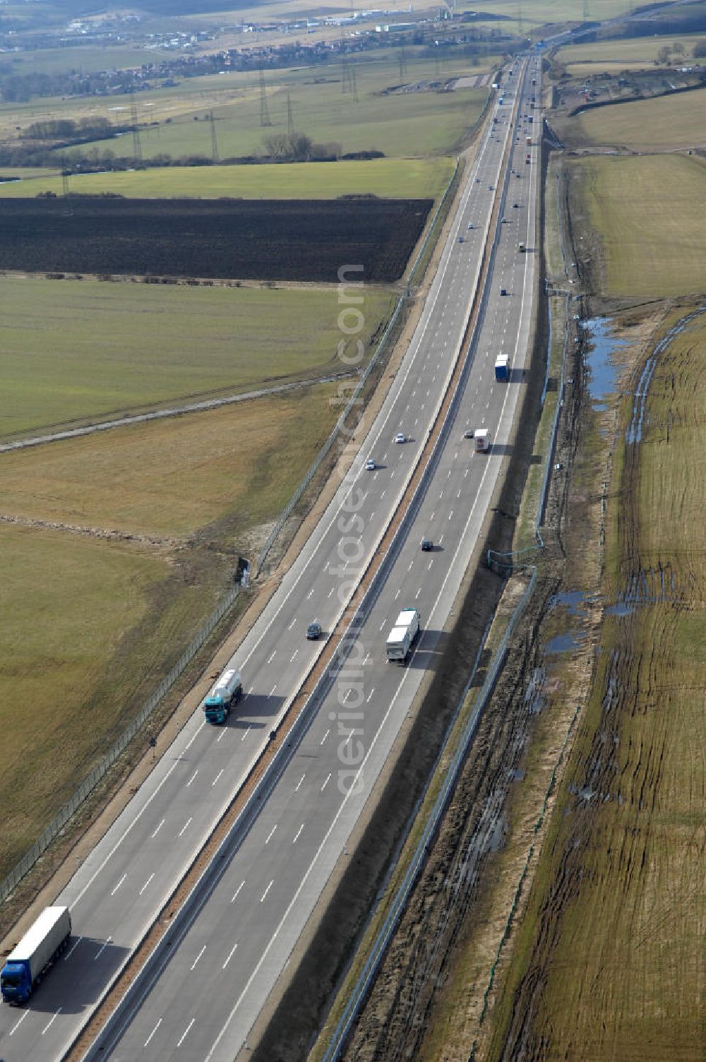 Großenlupnitz from above - Blick auf den neuen E40 / A4 - Autobahnverlauf in Thüringen nach der teilweisen Verkehrsfreigabe. Durchgeführt werden die im Zuge dieses Projektes notwendigen Arbeiten unter an derem von EUROVIA Verkehrsbau Union sowie der Niederlassungen Abbruch und Erdbau, Betonstraßenbau, Ingenieurbau und TECO Schallschutz der EUROVIA Beton sowie der DEGES. View of the new A4 motorway course E40 / A4 near großenlupnitz in thuringia.