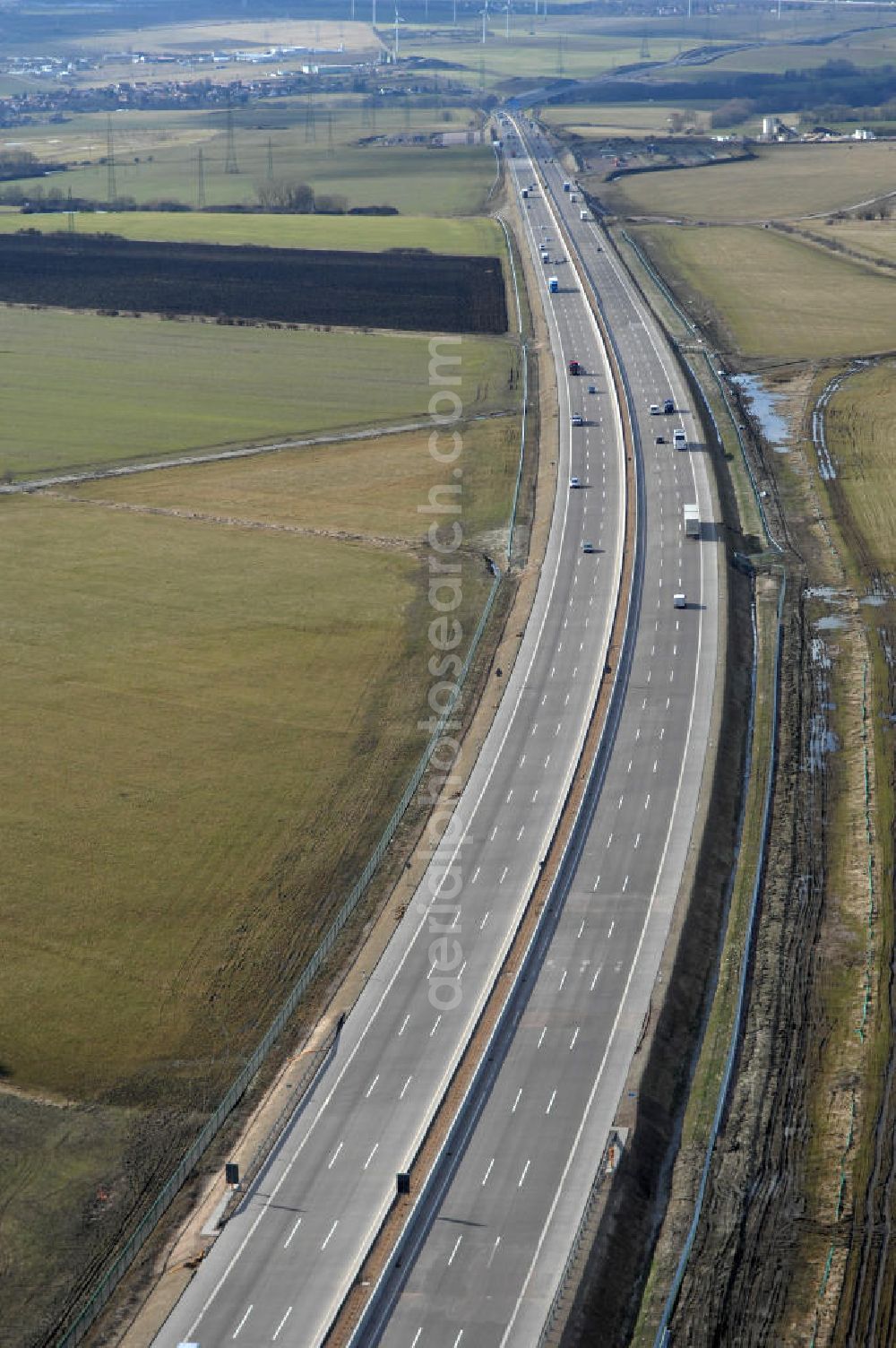 Aerial image Großenlupnitz - Blick auf den neuen E40 / A4 - Autobahnverlauf in Thüringen nach der teilweisen Verkehrsfreigabe. Durchgeführt werden die im Zuge dieses Projektes notwendigen Arbeiten unter an derem von EUROVIA Verkehrsbau Union sowie der Niederlassungen Abbruch und Erdbau, Betonstraßenbau, Ingenieurbau und TECO Schallschutz der EUROVIA Beton sowie der DEGES. View of the new A4 motorway course E40 / A4 near großenlupnitz in thuringia.