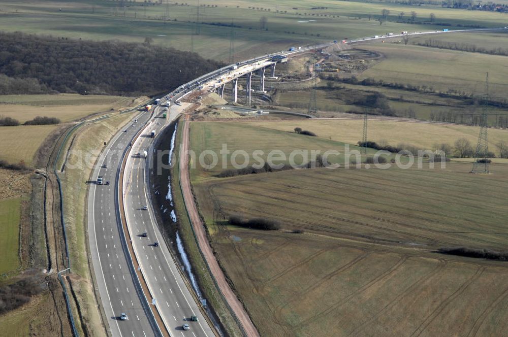 Aerial photograph Großenlupnitz - Blick auf den neuen E40 / A4 - Autobahnverlauf in Thüringen nach der teilweisen Verkehrsfreigabe. Durchgeführt werden die im Zuge dieses Projektes notwendigen Arbeiten unter an derem von EUROVIA Verkehrsbau Union sowie der Niederlassungen Abbruch und Erdbau, Betonstraßenbau, Ingenieurbau und TECO Schallschutz der EUROVIA Beton sowie der DEGES. View of the new A4 motorway course E40 / A4 near großenlupnitz in thuringia.