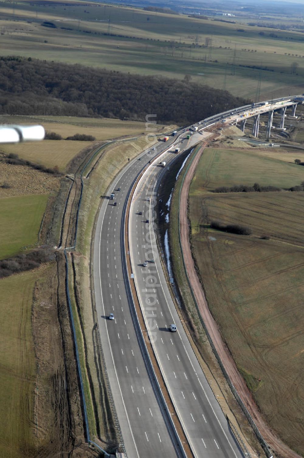 Großenlupnitz from above - Blick auf den neuen E40 / A4 - Autobahnverlauf in Thüringen nach der teilweisen Verkehrsfreigabe. Durchgeführt werden die im Zuge dieses Projektes notwendigen Arbeiten unter an derem von EUROVIA Verkehrsbau Union sowie der Niederlassungen Abbruch und Erdbau, Betonstraßenbau, Ingenieurbau und TECO Schallschutz der EUROVIA Beton sowie der DEGES. View of the new A4 motorway course E40 / A4 near großenlupnitz in thuringia.