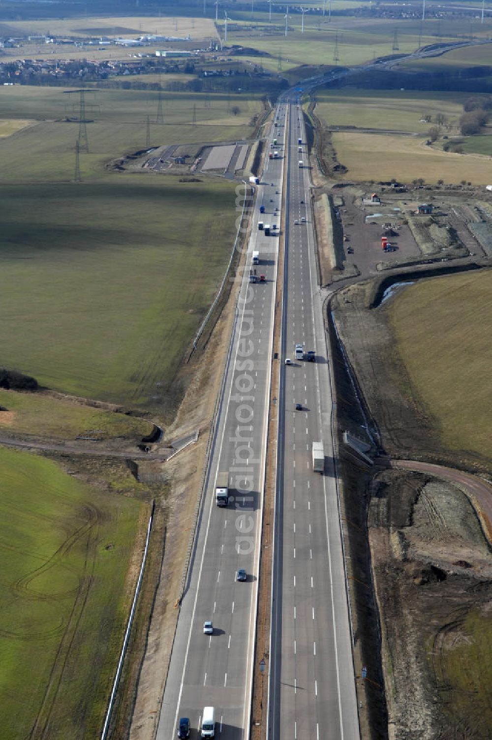 Großenlupnitz from the bird's eye view: Blick auf den neuen E40 / A4 - Autobahnverlauf in Thüringen nach der teilweisen Verkehrsfreigabe. Durchgeführt werden die im Zuge dieses Projektes notwendigen Arbeiten unter an derem von EUROVIA Verkehrsbau Union sowie der Niederlassungen Abbruch und Erdbau, Betonstraßenbau, Ingenieurbau und TECO Schallschutz der EUROVIA Beton sowie der DEGES. View of the new A4 motorway course E40 / A4 near großenlupnitz in thuringia.