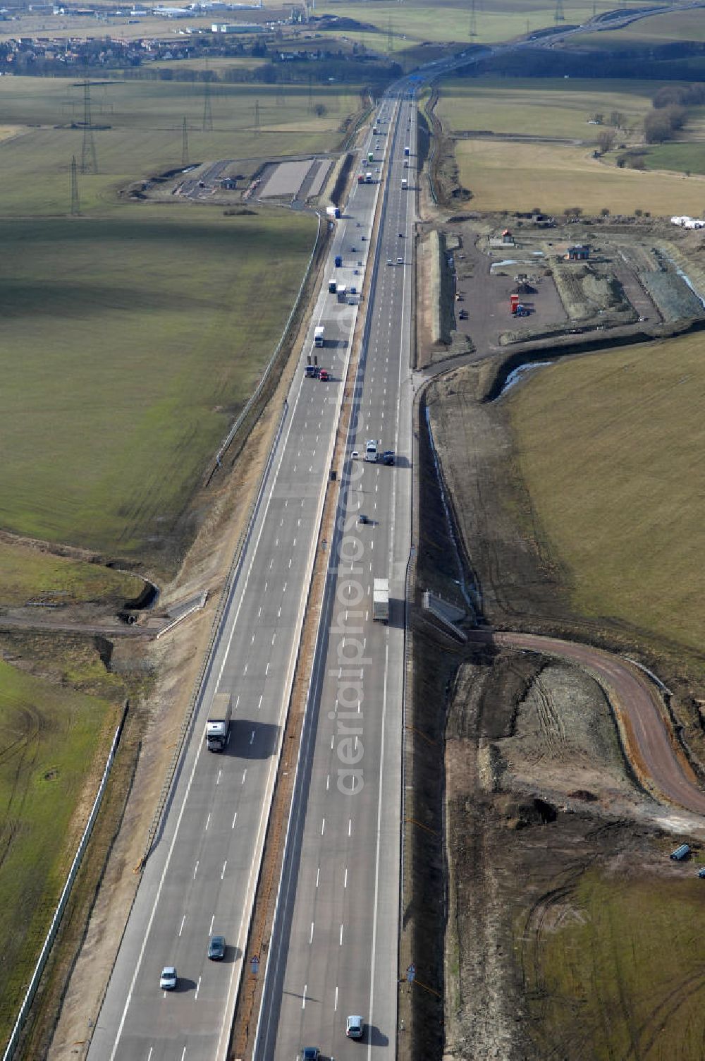 Aerial image Großenlupnitz - Blick auf den neuen E40 / A4 - Autobahnverlauf in Thüringen nach der teilweisen Verkehrsfreigabe. Durchgeführt werden die im Zuge dieses Projektes notwendigen Arbeiten unter an derem von EUROVIA Verkehrsbau Union sowie der Niederlassungen Abbruch und Erdbau, Betonstraßenbau, Ingenieurbau und TECO Schallschutz der EUROVIA Beton sowie der DEGES. View of the new A4 motorway course E40 / A4 near großenlupnitz in thuringia.