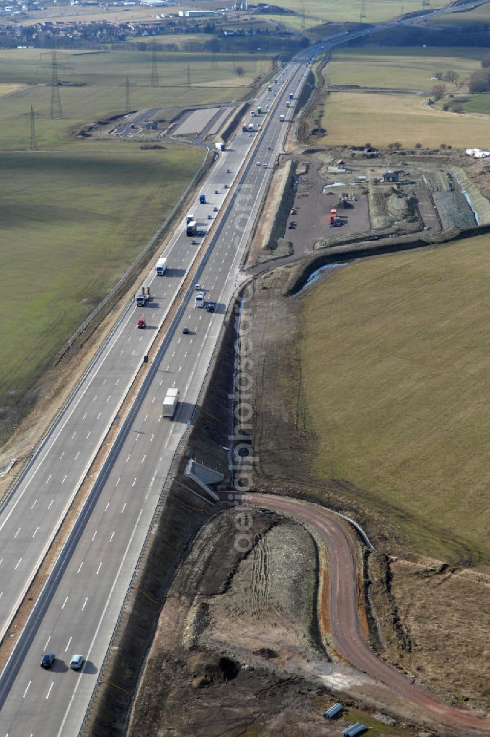 Aerial photograph Großenlupnitz - Blick auf den neuen E40 / A4 - Autobahnverlauf in Thüringen nach der teilweisen Verkehrsfreigabe. Durchgeführt werden die im Zuge dieses Projektes notwendigen Arbeiten unter an derem von EUROVIA Verkehrsbau Union sowie der Niederlassungen Abbruch und Erdbau, Betonstraßenbau, Ingenieurbau und TECO Schallschutz der EUROVIA Beton sowie der DEGES. View of the new A4 motorway course E40 / A4 near großenlupnitz in thuringia.